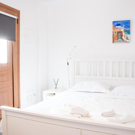 Cozy Budget Apartments In The Heart Of Fira Екстер'єр фото