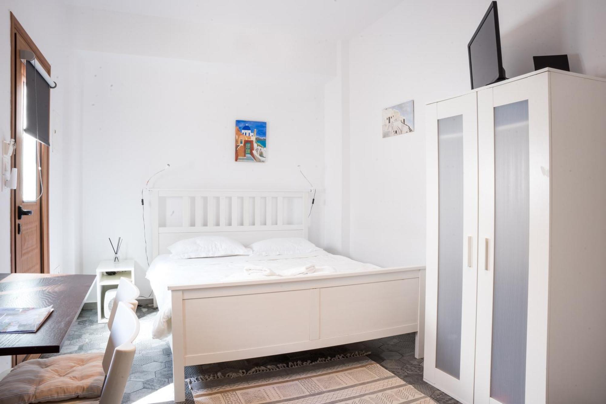 Cozy Budget Apartments In The Heart Of Fira Екстер'єр фото