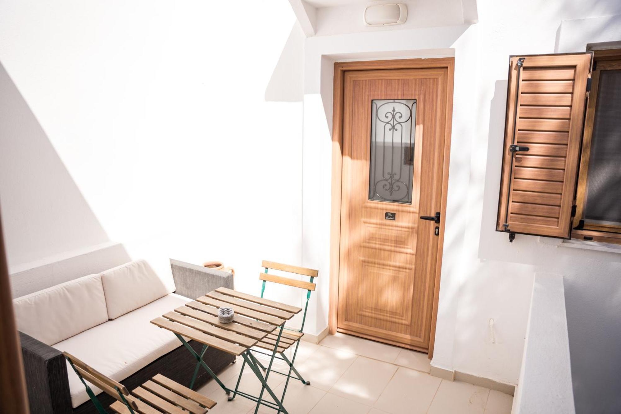 Cozy Budget Apartments In The Heart Of Fira Екстер'єр фото