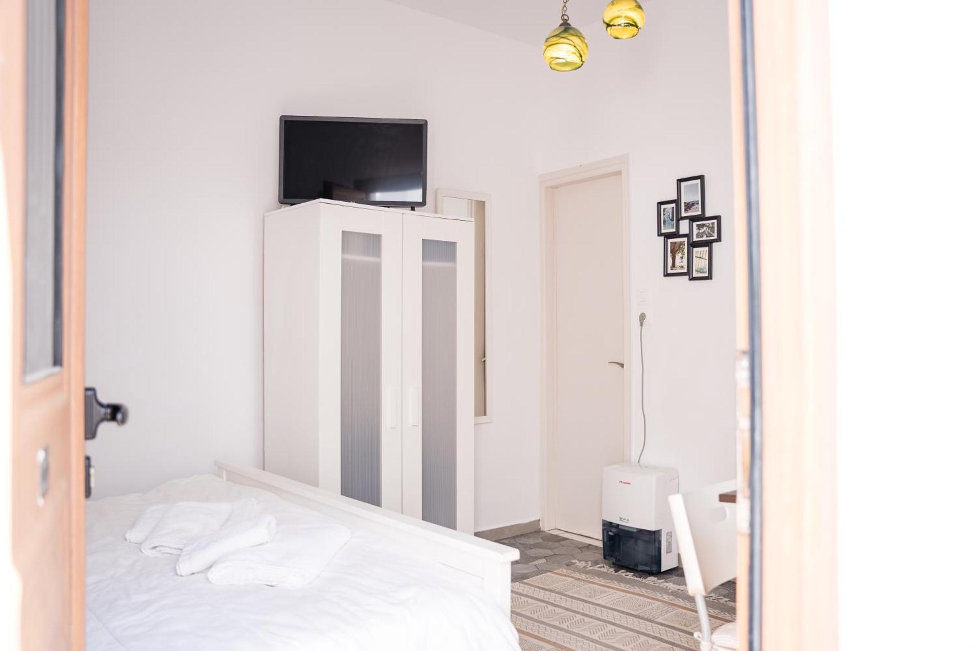 Cozy Budget Apartments In The Heart Of Fira Екстер'єр фото