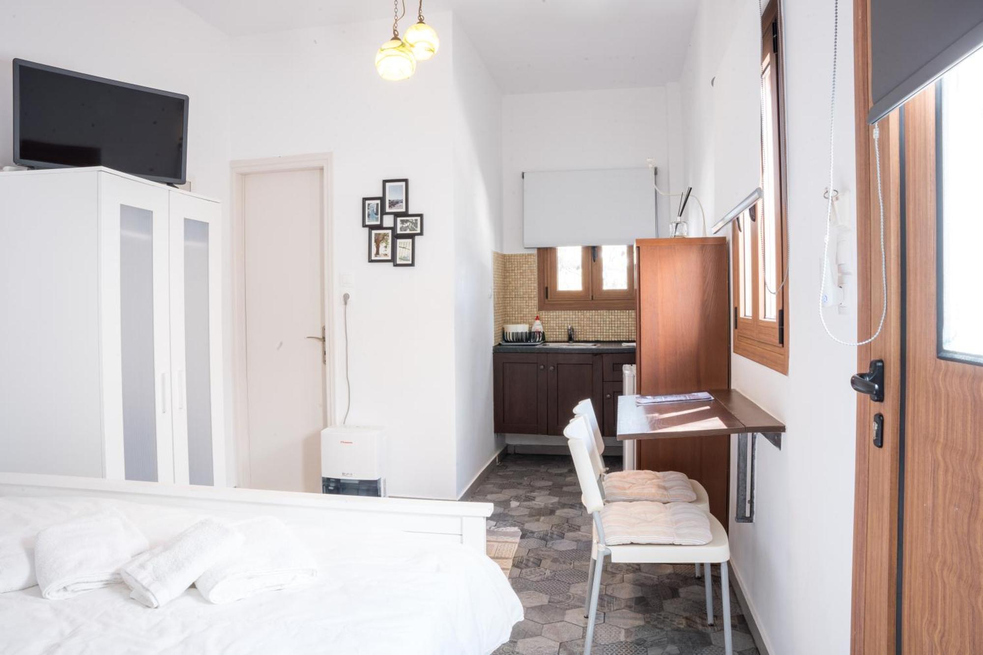 Cozy Budget Apartments In The Heart Of Fira Екстер'єр фото